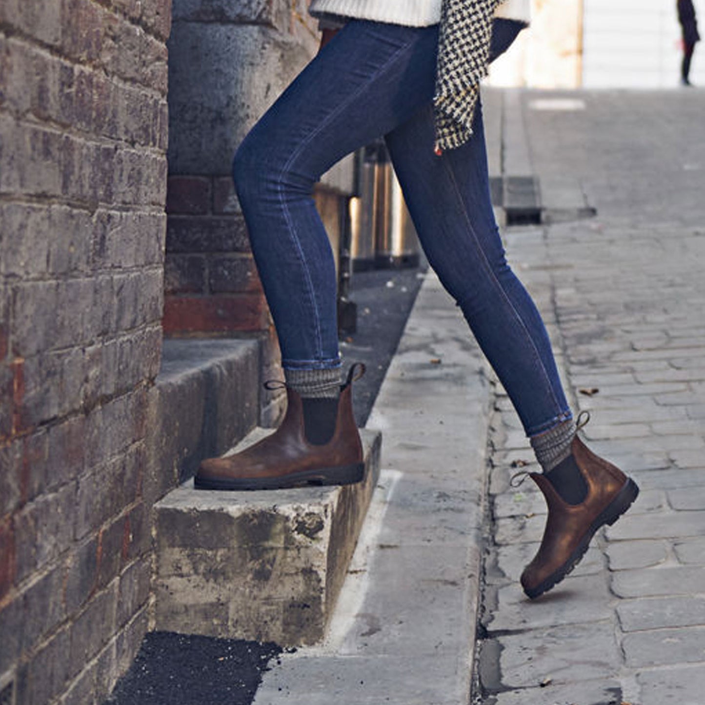 Blundstone Antique Brown Elastic Side Boot 1609 | The Boot Shed